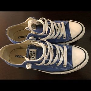 The cutest spring/summer blue converse